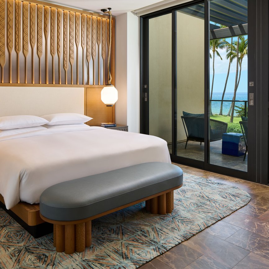 Makai Oceanfront  Second Floor King